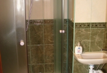 душова кабіна у ванній кімнаті широка й зручна