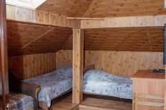 Чотиримісна кімната з двома односпальними ліжками та двохспальним диваном
